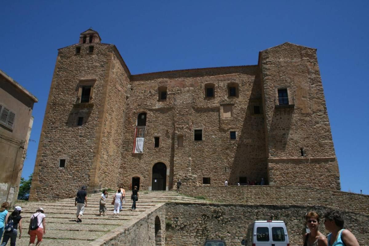 Donjon Suite Centro Storico Castelbuono  Exterior foto